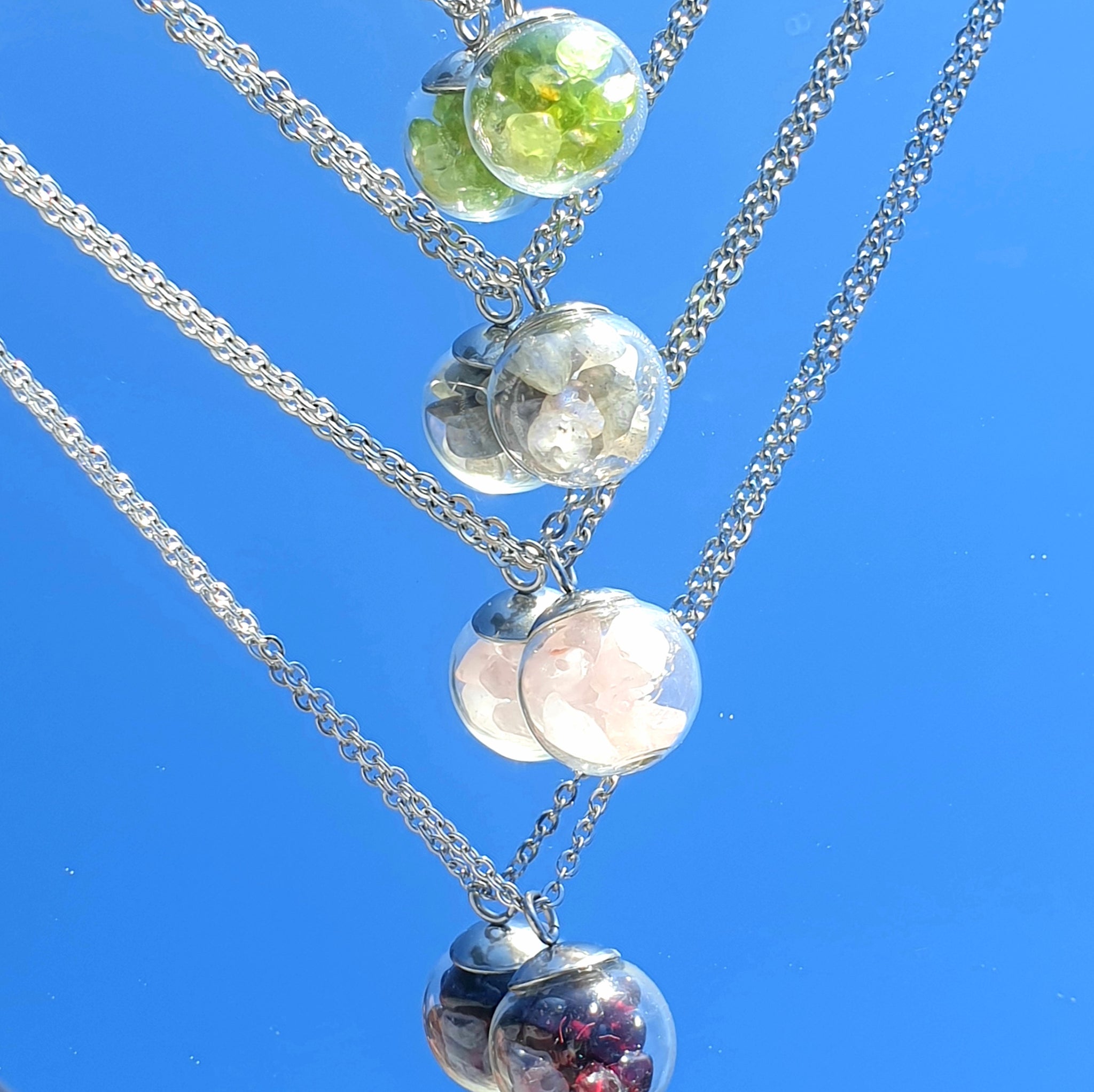 Collier en acier inoxydable avec boule de verre et pierres de guérison en pierre naturelle