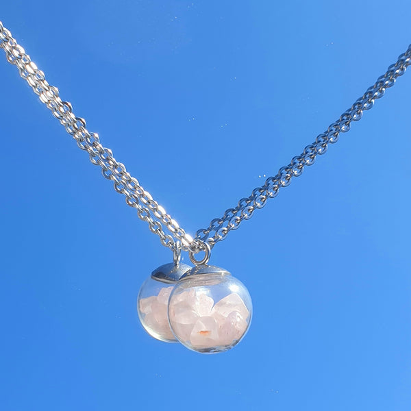 Collier en acier inoxydable avec boule de verre et pierres de guérison en pierre naturelle