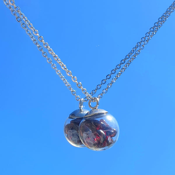 Collier en acier inoxydable avec boule de verre et pierres de guérison en pierre naturelle