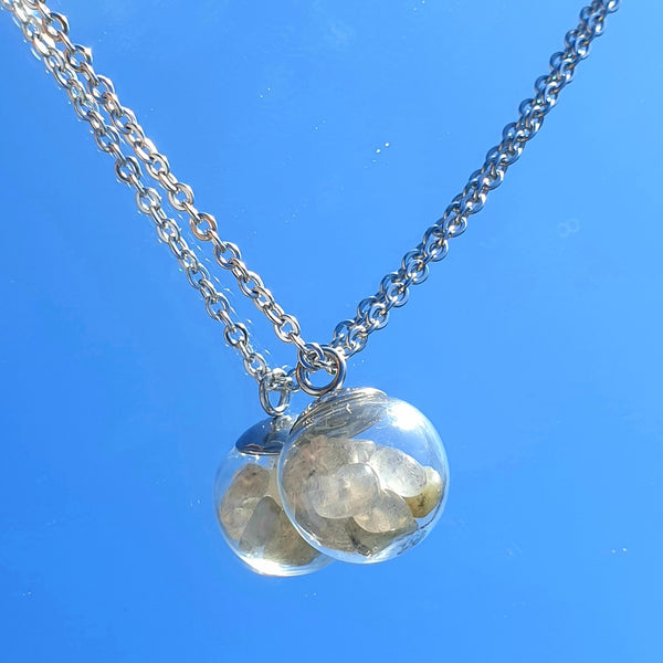 Collier en acier inoxydable avec boule de verre et pierres de guérison en pierre naturelle