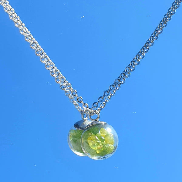 Collier en acier inoxydable avec boule de verre et pierres de guérison en pierre naturelle
