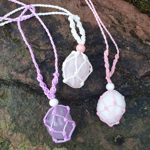 Collier en macramé avec pierre de guérison naturelle